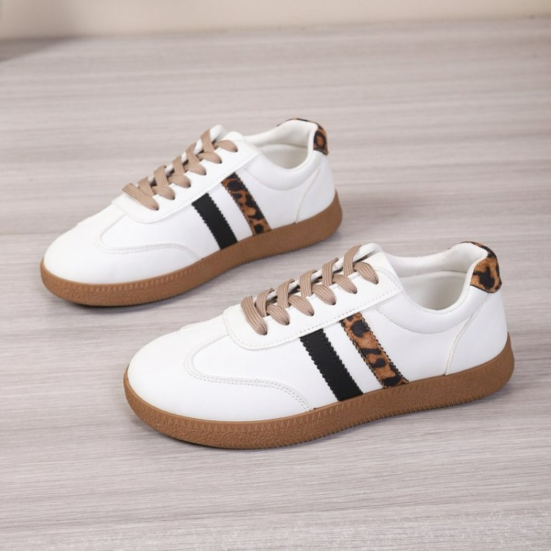Zapatillas blancas informales  - Embroidery White reseña y precio